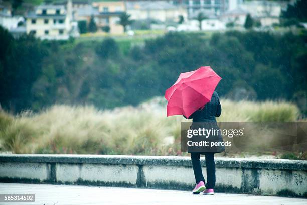 young woman with red umbrella - comunidad autónoma de galicia 個照片及圖片檔