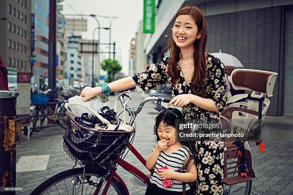日本の若い母親と娘