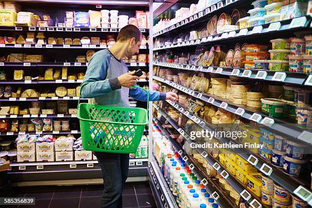 man shopping in supermarket - frankreich essen stock-fotos und bilder