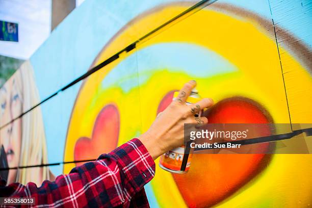 graffiti artist spray painting wall, venice beach, california, usa - graffiti artist stock-fotos und bilder
