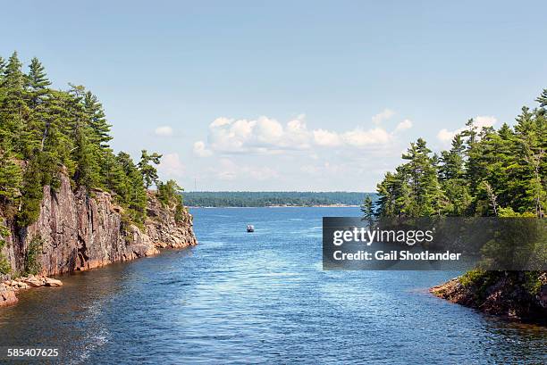 boat & play in rocky pass - seen great lakes stock-fotos und bilder