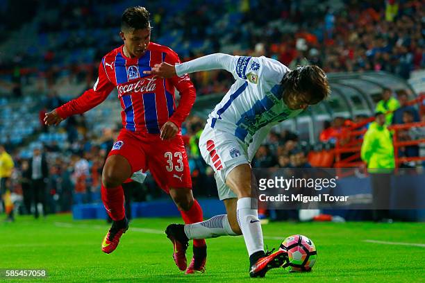 Wilson Moreno of Pachuca fights for the ball with Michael Chirinos of Olimpia during a match between Pachuca and Olimpia as part of Liga de Campeones...