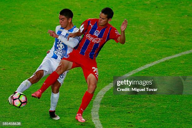 Francisco Venegas of Pachuca fights for the ball with Oliver Morazan of Olimpia during a match between Pachuca and Olimpia as part of Liga de...