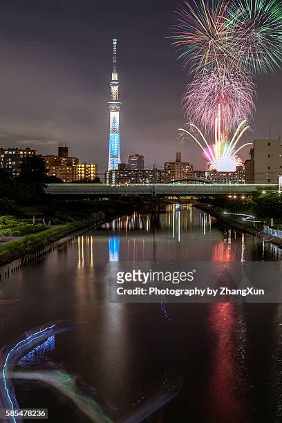 sumida river fireworks event in tokyo with skytree and fureai bridge in arakawa river in edokawa-ku, japan at sunset - rivière sumida photos et images de collection