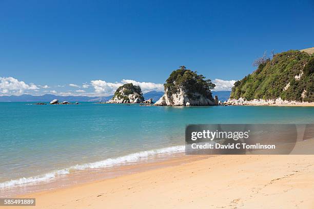 view from beach to offshore islands, kaiteriteri - kaiteriteri stockfoto's en -beelden