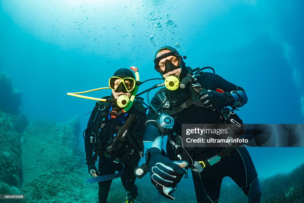Tauchen Unterwasser Paar Taucher in blau