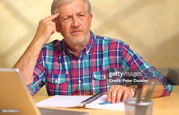 senior man cant remember - terugkijken stockfoto's en -beelden