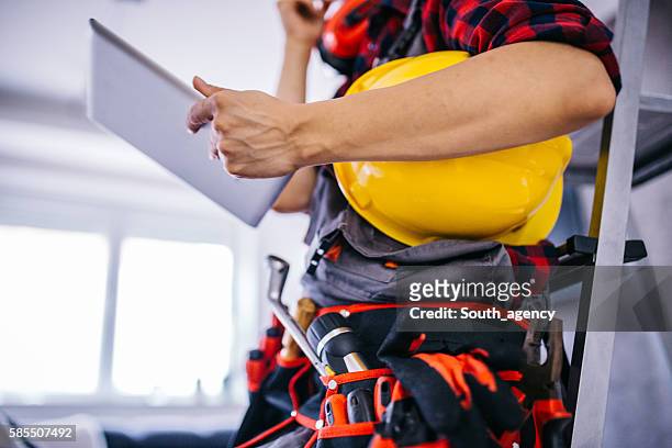 Carpintero Hombre Usa Cinturón De Herramientas Para Contratistas Gogles  Casco Duro Aislado En Blanco Foto de stock - Getty Images
