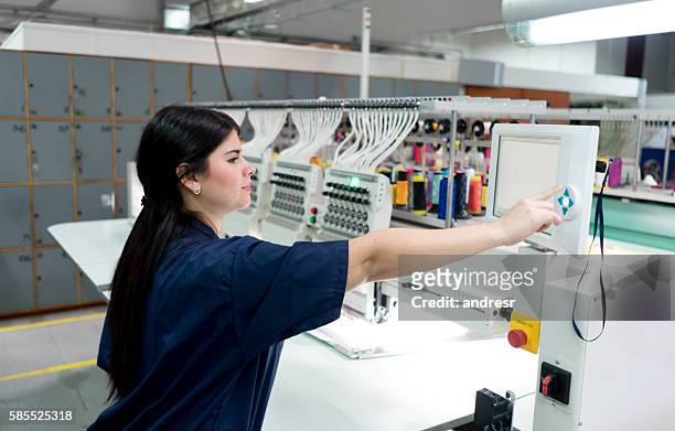 mujer que opera la máquina de bordar - embroidery fotografías e imágenes de stock