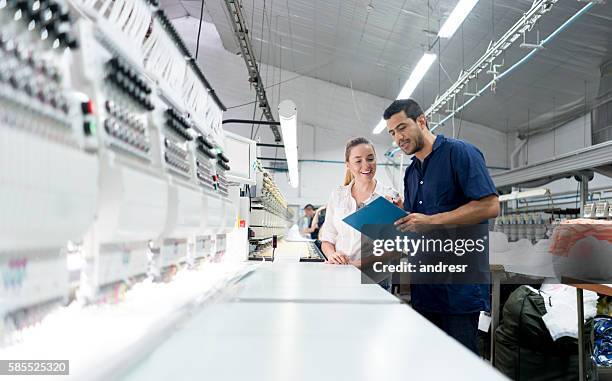 personas que trabajan en una fábrica de bordados - fashion director fotografías e imágenes de stock