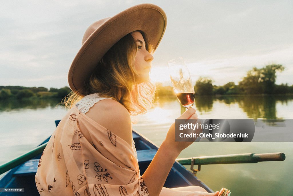 Junge Frau im Boot