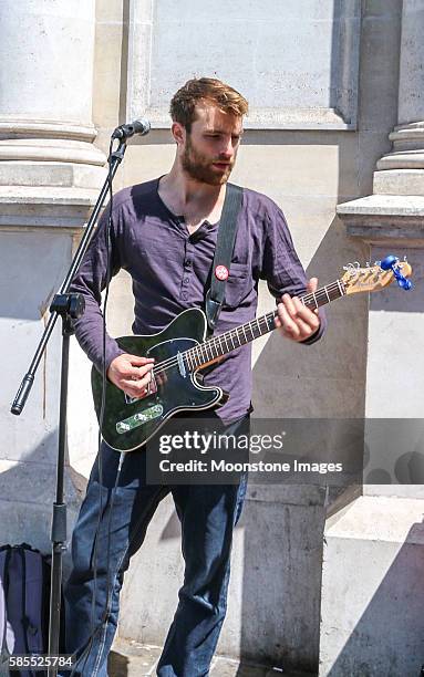 busker in trafalgar square, london - lead singer stock pictures, royalty-free photos & images