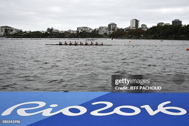 Rowers practise at the Lagoa Rodrigo de Freitas ahead of the Rio 2016 Olympic Games in Rio de Janeiro on August 3, 2016. / AFP / Jeff PACHOUD