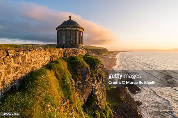 mussenden temple, castlerock, county antrim, ulster region, northern ireland, united kingdom. - irlande du nord photos et images de collection