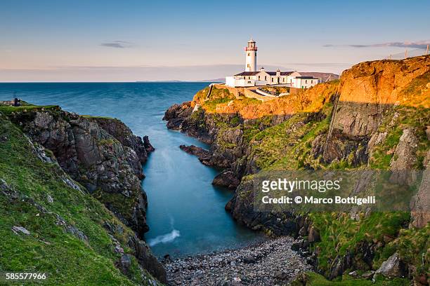 fanad head (fánaid) lighthouse, county donegal, ulster region, ireland, europe. lighthouse and its cove at sunset. - county donegal 個照片及圖片檔