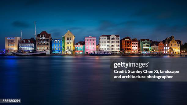 willemstad night view - curacao imagens e fotografias de stock