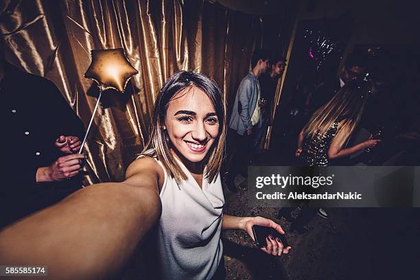 chica posando en una pista de baile - elegant party fotografías e imágenes de stock