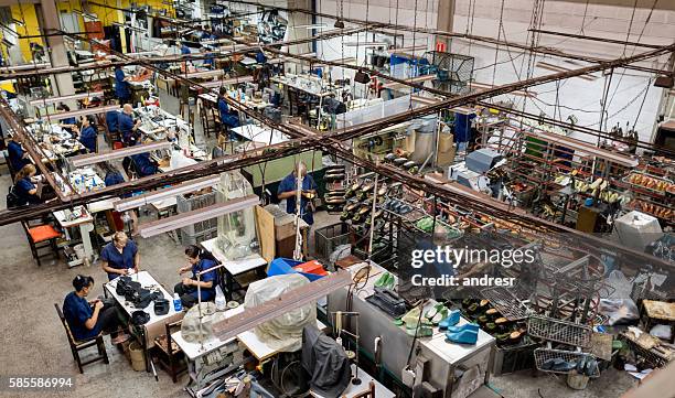 gruppo di persone che lavorano in una fabbrica - calzature di pelle foto e immagini stock