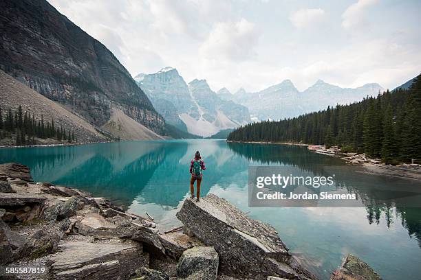 hiking around moraine lake. - バックパッカー ストックフォトと画像