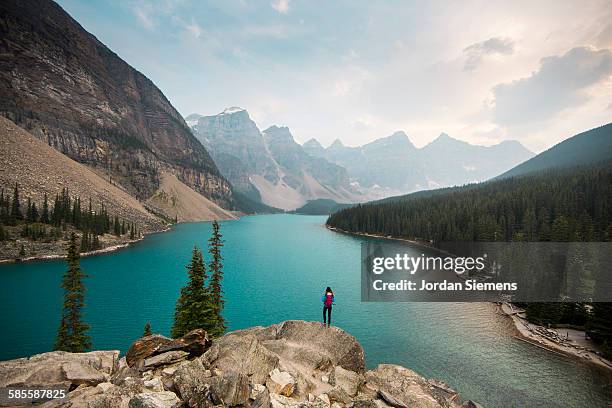 hiking near moraine lake. - los angeles film festival screening of everything beautiful is far away stockfoto's en -beelden