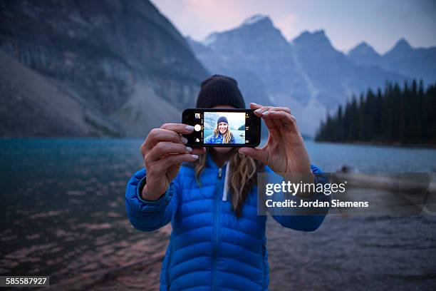 hiking around moraine lake. - woman smartphone nature stockfoto's en -beelden