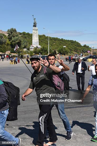 refugees board ferry from lesvos, greece - mytilini stockfoto's en -beelden