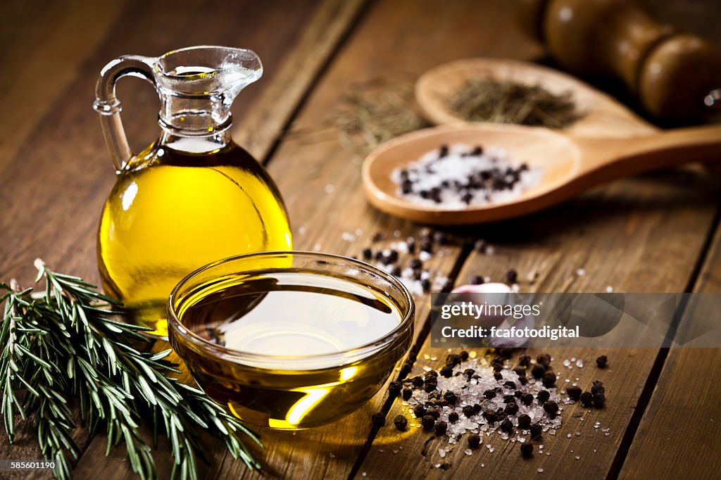 Aromatisierung: Olivenöl, Knoblauch, Pfeffer, Salz und Rosmarin