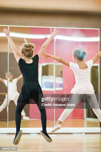 girls jumpin in ballet class - black girls rock stock-fotos und bilder