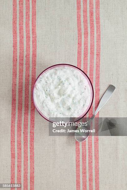 greek yogurt tzatziki dip - tzatziki stock-fotos und bilder