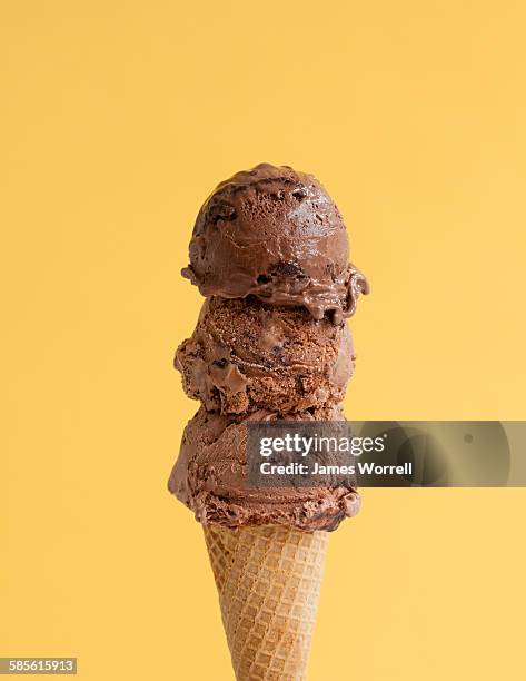 triple scoop chocolate ice cream - chocoladeijs stockfoto's en -beelden