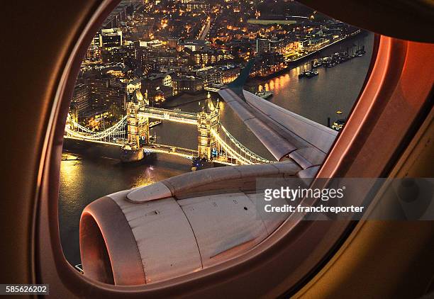 london bridge luftaufnahme aus dem bullauge - london stock-fotos und bilder