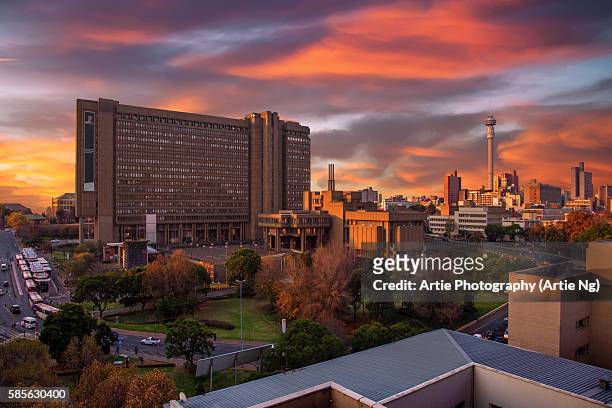 sunset view of city council building and hillbrow tower (jg strijdom tower), johannesburg, gauteng, south africa - johannesburg foto e immagini stock