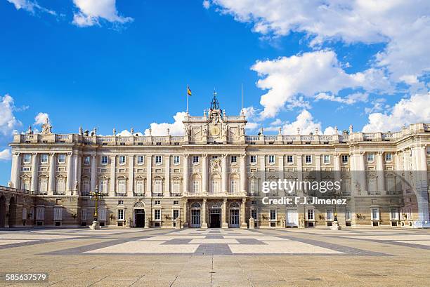 royal palace of madrid - koninklijk paleis van madrid stockfoto's en -beelden