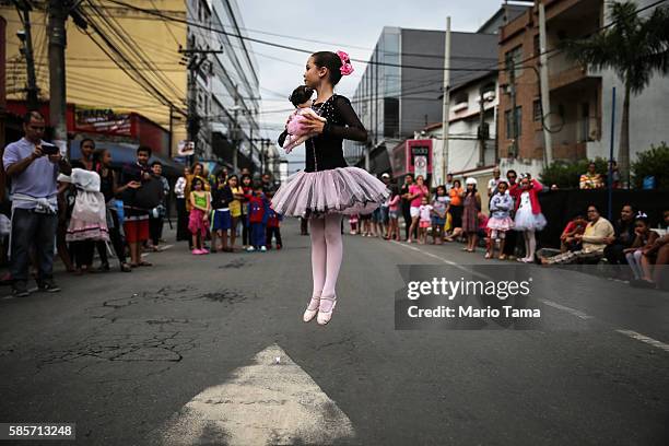 Dancer performs ahead of the arrival of the Olympic torch relay in Rio's North Zone on August 3, 2016 in Rio de Janeiro, Brazil. The Rio 2016 Olympic...