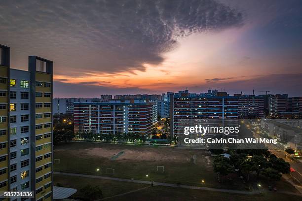 dramatic sunset in singapore east side residential estate - tampines - lift roof stock-fotos und bilder