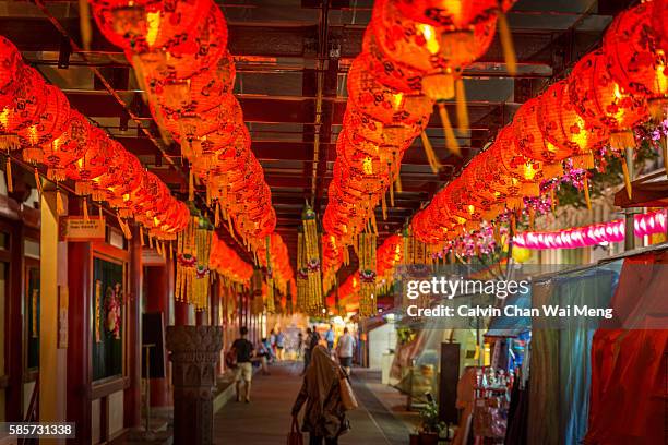 red chinese lanterns in chinatown - singapore - singapore night market stock pictures, royalty-free photos & images