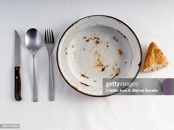 table prepared with tablecloth, cutlery and metallic plate with a lata of empty conserve - tisch besteck leer stock-fotos und bilder