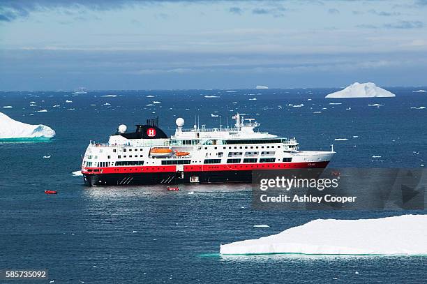 a cruise ship off illulisat on greenland. ilulissat is a unesco world heritage site because of the jacobshavn glacier or sermeq kujalleq which is the largest glacier outside antarctica. the glacier drains 7% of the greenland ice sheet and produces enough - ocean liner stock pictures, royalty-free photos & images