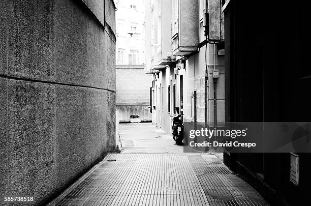 alley - first person pov construction fotografías e imágenes de stock