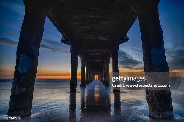 manhattan beach pier long exposure - manhattan beach stock-fotos und bilder