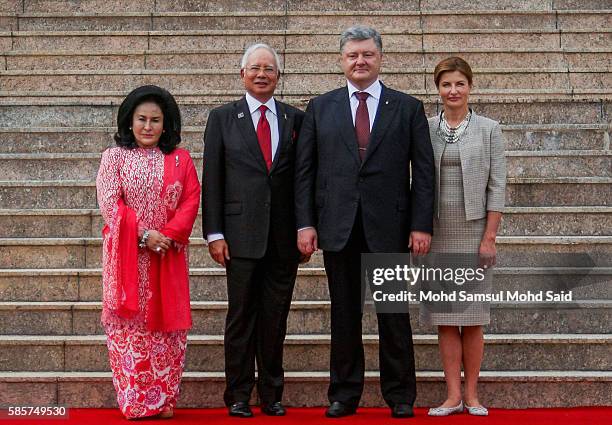 Malaysian Prime Minister Najib Razak with his wife Rosmah Mansor welcomes President of Ukraine Petro Poroshenko and his wife Maryna Poroshenko to the...