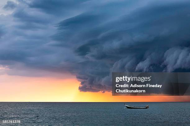 storm clouds over the sea ,phuket - supercell stockfoto's en -beelden