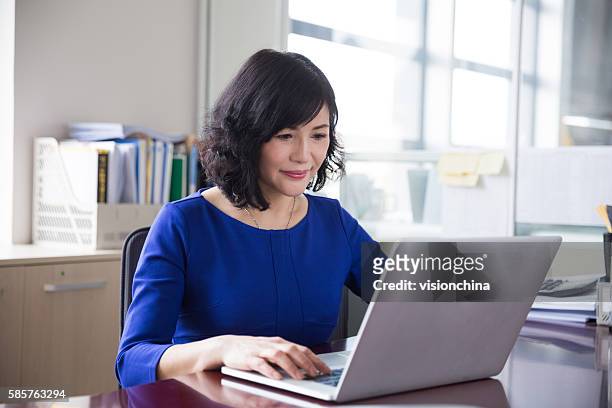 successful chinese business woman - business woman blue stockfoto's en -beelden