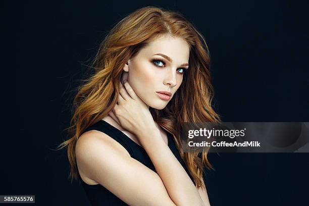 young beautiful woman on dark background - groene ogen stockfoto's en -beelden