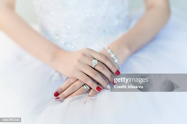 wedding ring on her finger - anel de diamante - fotografias e filmes do acervo