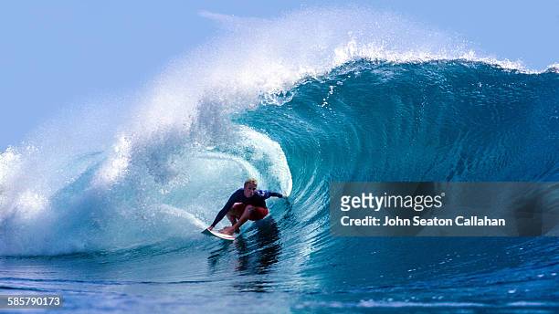 surfing in the pacific ocean - pacific islands - fotografias e filmes do acervo