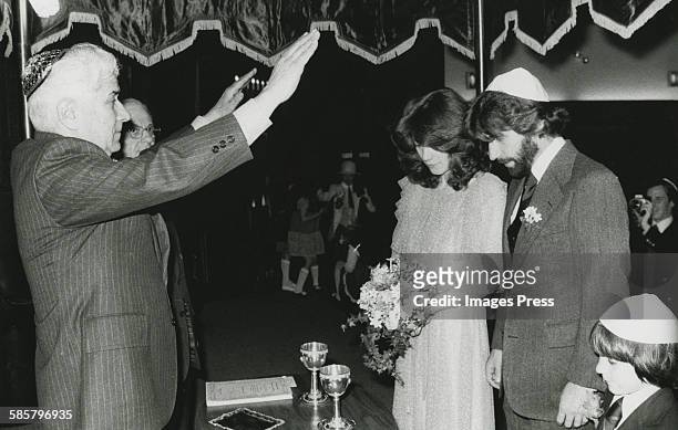 Henry Winkler and Stacey Weitzman gets married circa 1978 in New York City.