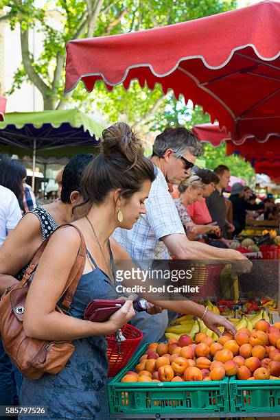 compras en el mercado de los sábados en aix-en-provence, francia - aix en provence fotografías e imágenes de stock
