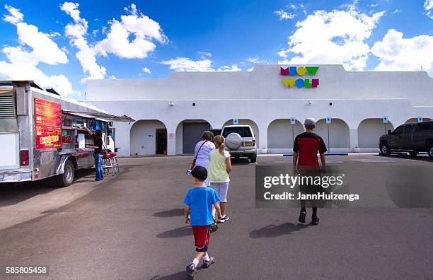 santa fe: family approaching "meow wolf," multimedia arts funhouse - miauwen stockfoto's en -beelden