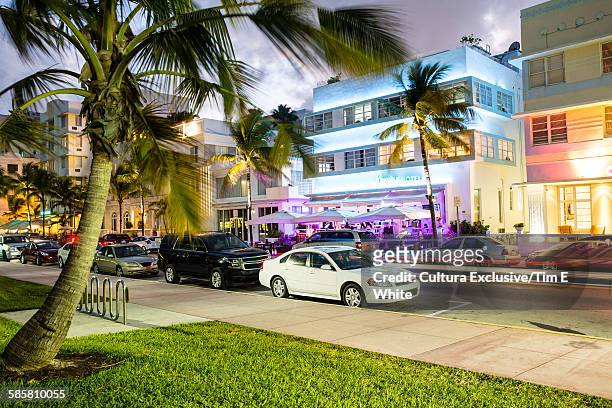 buildings on ocean drive illuminated at night, south beach, miami, florida, usa - cultura americana stock-fotos und bilder